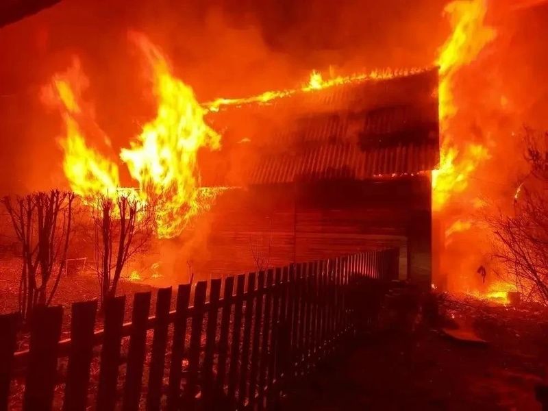 Широкая яма могла стать на пути пожарных, спешивших потушить полыхавший в Октябрьске дом